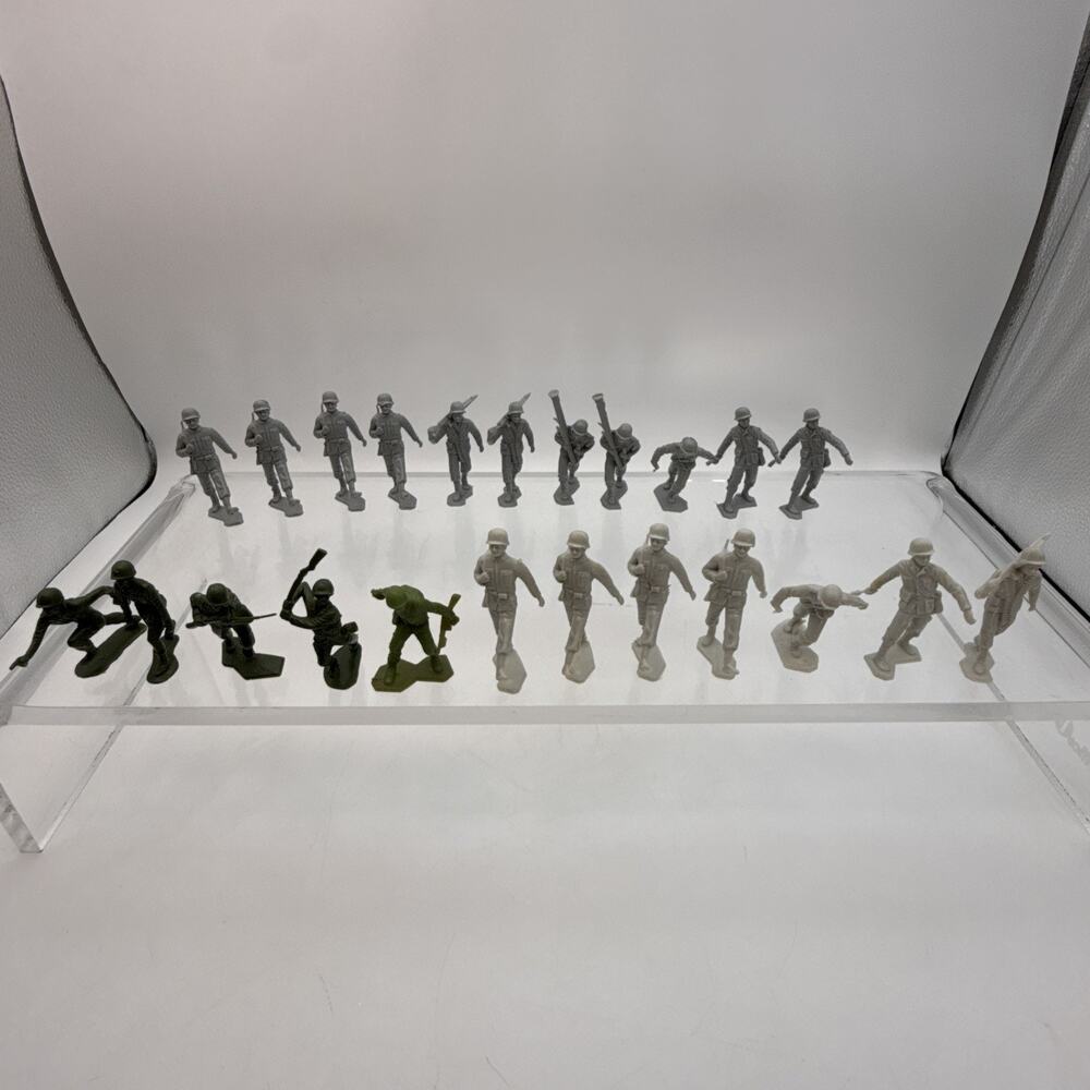 23 -1963 Vintage Marx Co WW2 Army Men Toy Soldiers Light/Dark Gray & Green